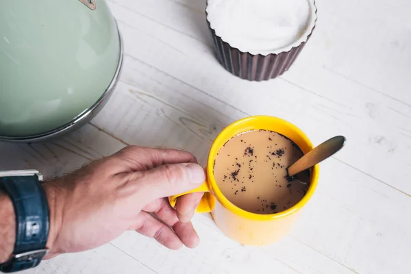 Forretningsmand Tidligt Morgenen Fart Drikker Kop Kaffe - Stock-foto