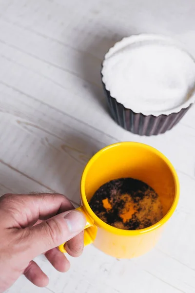 Homme Prépare Son Café Matin Moulu Dans Une Tasse Jaune — Photo