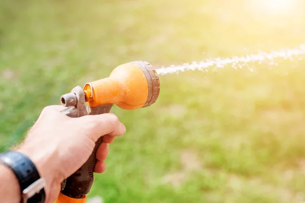 Mano Maschile Innaffiare Giardino Tubo Irrigazione Con Ugello Spray — Foto Stock