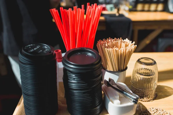 Einem Café Auf Dem Tisch Deckel Auf Kaffeetassen Sticks Zucker — Stockfoto