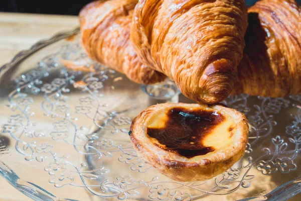 Produse Patiserie Proaspete Farfurie Sticlă Croissante Pastel — Fotografie, imagine de stoc