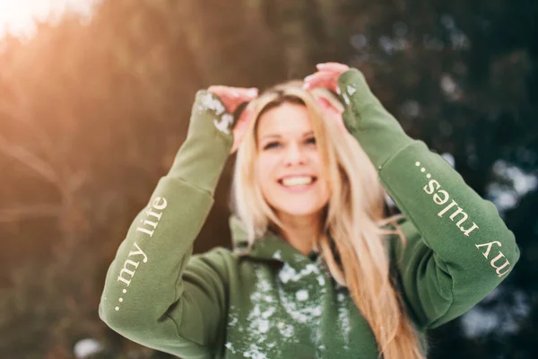 Blauäugige Blondine Grünen Kapuzenpulli Winter Wald Fokus Auf Die Ärmel — Stockfoto