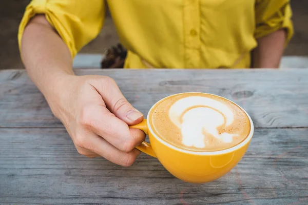 Vista Superior Menina Segura Uma Xícara Amarela Com Cappuccino — Fotografia de Stock