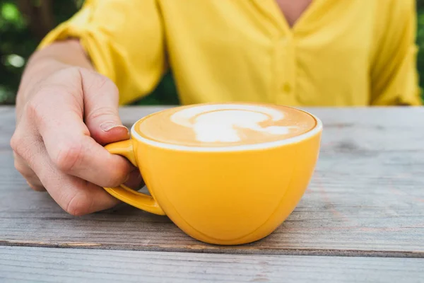 Concentre Uma Xícara Café Cappuccino Uma Mesa Rústica — Fotografia de Stock