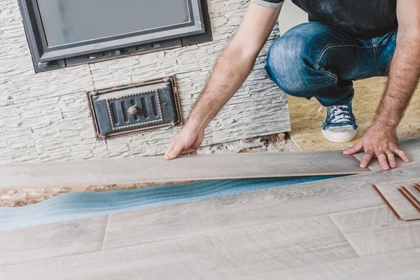 Trabalho Profissional Qualificado Especialista Colocação Piso Laminado Foco Seletivo Borrão — Fotografia de Stock