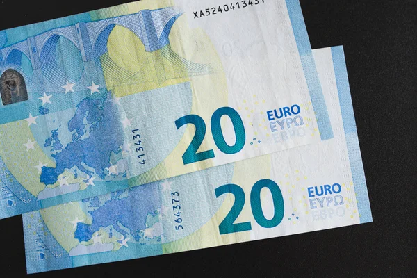 次の2020の日付の形で黒の背景に20ユーロ紙幣 — ストック写真