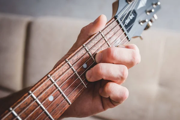 Акорд Кавказька Рука Бере Акорд Струнних Гітарах — стокове фото