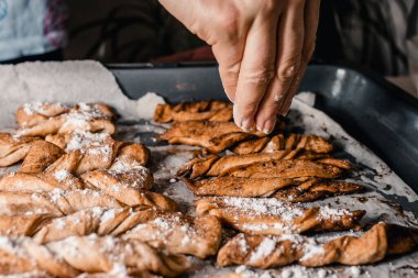 Tarçınlı ve şekerli tatlı poğaça kurabiyeleri yapmak. Ev yapımı.