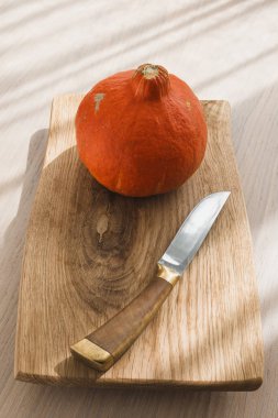 Cadılar Bayramı hazırlığı - tahtada balkabağı ve bıçak