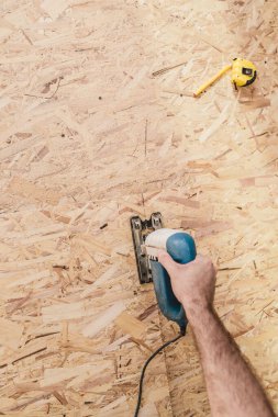 Üst düzey çalışanlar yapboz ile OSB kağıtlarını kesiyor.