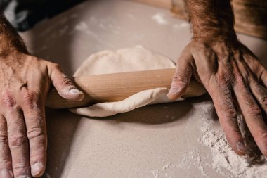 Ellerinle hamur mayası yapıyorsun. Ev yapımı tatlı hamur işleri.