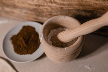 Fırındaki masada bir kase tarçın, pudra şekeri ve merdane var. Kurabiye pişirmeye hazırlık.