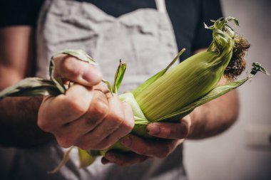 Şef mısırları temizliyor.