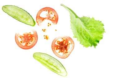 Parlak sulu, olgun sebzeler, şeffaf bir yapının bir bölümünde.