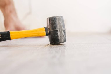 Kauçuk çekiç, sarı saplı, lamine kaplı.