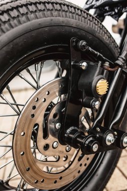 Klasik motorsiklet ön tekerleği krom konuşmalı ve disk frenli klasik lastik.