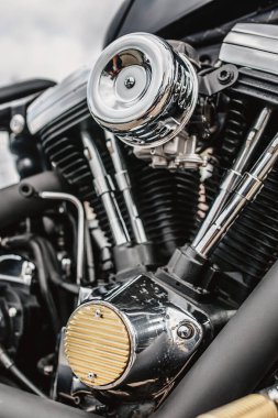 Çelik parçaları olan güçlü bir motorun V motoruna yakın çekim