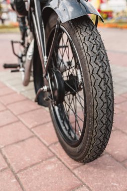 Motosikletin ön tekerleği trampet freni ve kabloyla ön çatalı, şok emicisi ve klasik tarzda ev yapımı bir motosiklet üzerinde yayı vardır.