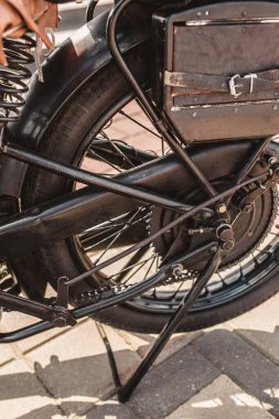 Arkadan çekişli motorsiklet. Ev yapımı, klasik bir motosiklet.