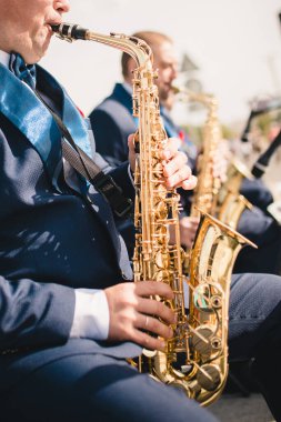 Minsk, Belarus - 15 Eylül 2019: Konser sırasında bir orkestradan müzisyen saksafoncu