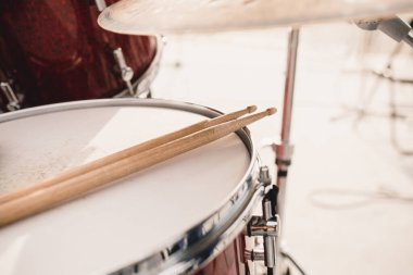 Konserden sonra davulda tahta bagetler.