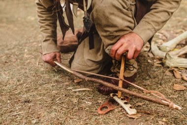 Taş Devri 'nin canlandırması - sürtünme yoluyla ateş üretme metodunun yeniden canlandırılması