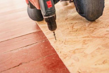 İşçi yere monte edildiğinde OSB sayfalarında vidaları vidalar