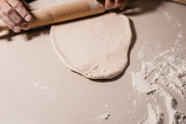 Masaya un serpiştirilmiş ince hamur pastası.