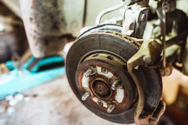 Bir atölyede süspansiyon ve frenlerin tamiri - oto tamir atölyesi