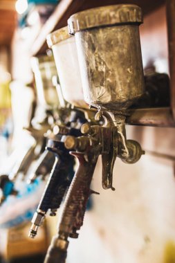 Atölye boyacısı - boya spreyi - oto tamircisi