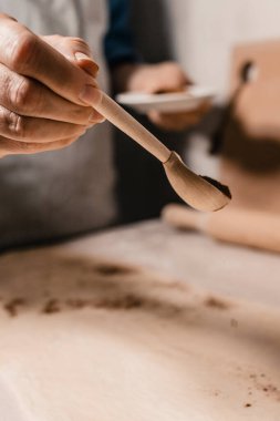 Kadın tatlı kurabiyeler pişirirken hamurun üzerine bir tutam tarçın serper.