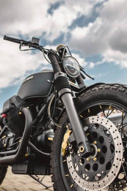 Minsk, Belarus - 13 Eylül 2019: Klasik motosiklet Moto Guzzi mavi gökyüzüne karşı bulutlar uzun bir yolculuğa hazır - bisiklet yolculuğunun özgürlüğü ve tutkusu 