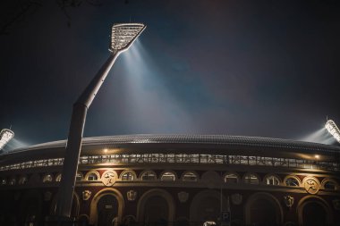 Minsk, Belarus - 29 Eylül 2019: Dinamo Stadyumu 'nda futbol sahasının gece görüşü