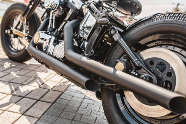 Otoparkta özel motosiklet - krom ve çelik