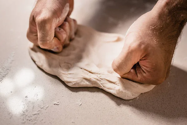 Manos Masculinas Fuertes Con Los Puños Amasan Masa Sobre Mesa — Foto de Stock