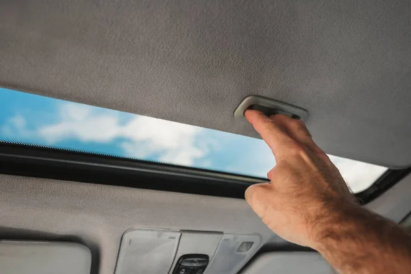 Hombre Cierra Escotilla Coche Debido Sol Brillante Durante Día Una — Foto de Stock