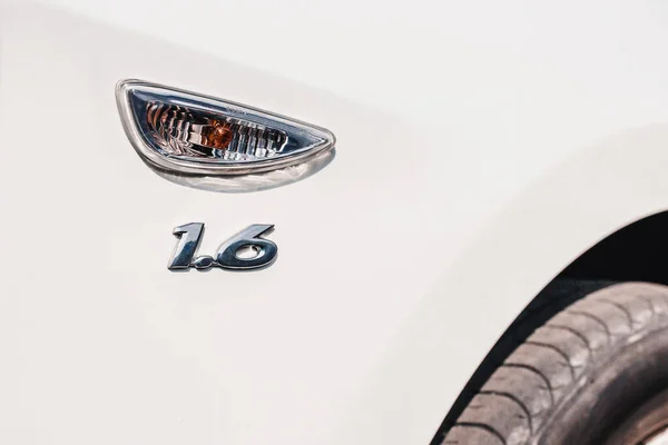Liter Oder 600 Kubikzentimeter Motorgröße Wird Auf Weißem Auto Angezeigt — Stockfoto