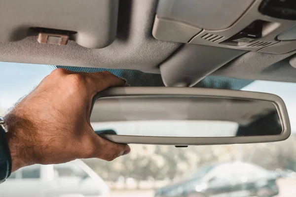 Hombre Ajusta Espejo Retrovisor Coche Que Garantiza Seguridad Conducir — Foto de Stock