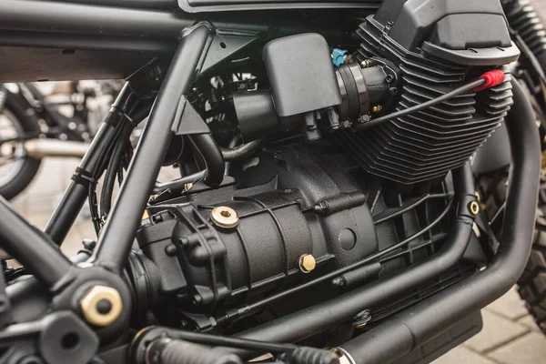 ギアボックスとカーダンドライブのクローズアップと大規模な黒いオートバイのエンジン — ストック写真