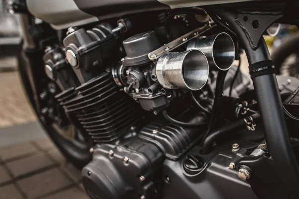 鋼部品と強力なオートバイのクローズアップVエンジン — ストック写真