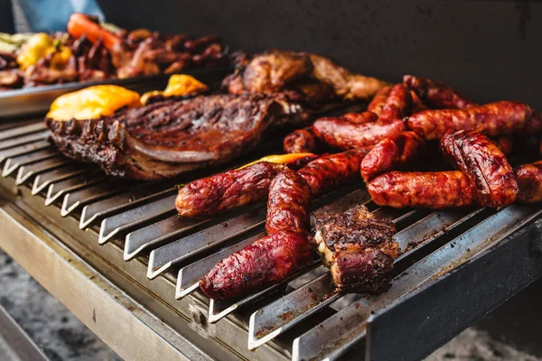 Costeletas Porco Salsicha Caseira Porco Uma Grelha Com Fumaça Aroma — Fotografia de Stock