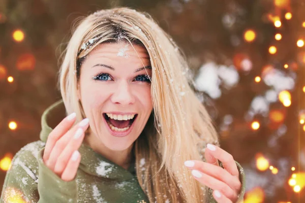 Attraktive Junge Blondine Der Kälte Fröhlich Und Schockiert Nach Schneefall — Stockfoto