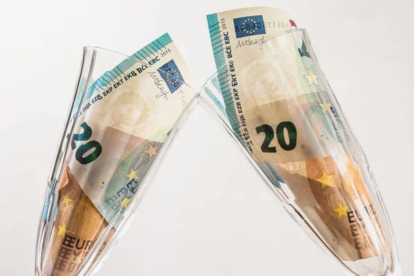 Bicchieri Champagne Con Banconote Euro Auguri Benessere Finanziario Nel Nuovo — Foto Stock