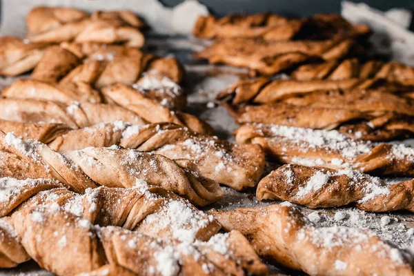 Robiąc Domowe Ciasteczka Cynamonowe Tradycyjne Ciasta — Zdjęcie stockowe