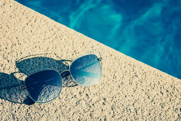 Mode Merk Socialite Bril Aan Rand Van Het Zwembad — Stockfoto