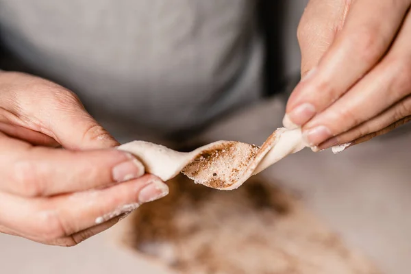 Fazer Biscoitos Doces Massa Folhada Com Canela Açúcar Confeiteiro Assar — Fotografia de Stock