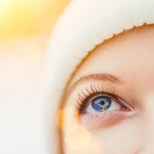 Closeup Parte Cara Mulher Dia Inverno Gelado Grande Olho Azul — Fotografia de Stock