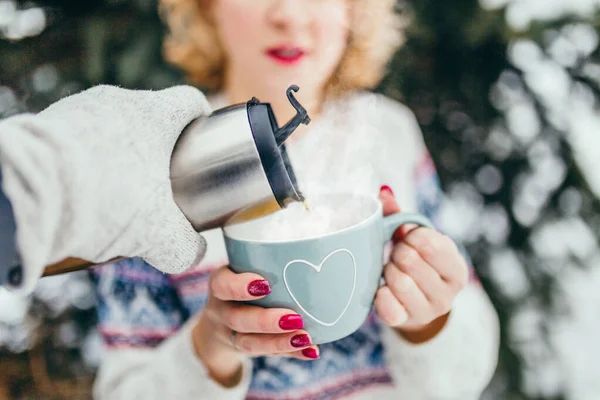 Uma Mão Com Uma Garrafa Térmica Derrama Chá Quente Café — Fotografia de Stock