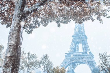 Eiffel Kulesi 'nin sonbaharın sonlarına doğru karlı sisli manzarası - Paris' teki ilk kar - soğuk çıtırtı, kar ve kar fırtınası