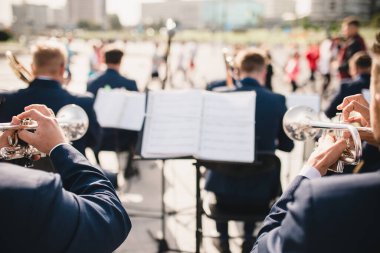 Müzisyenler adına bir bandonun yakın çekim performansı